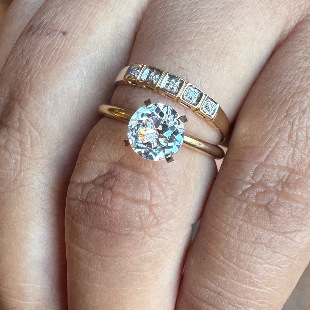 750 (18kt) Gold band with Diamond accents